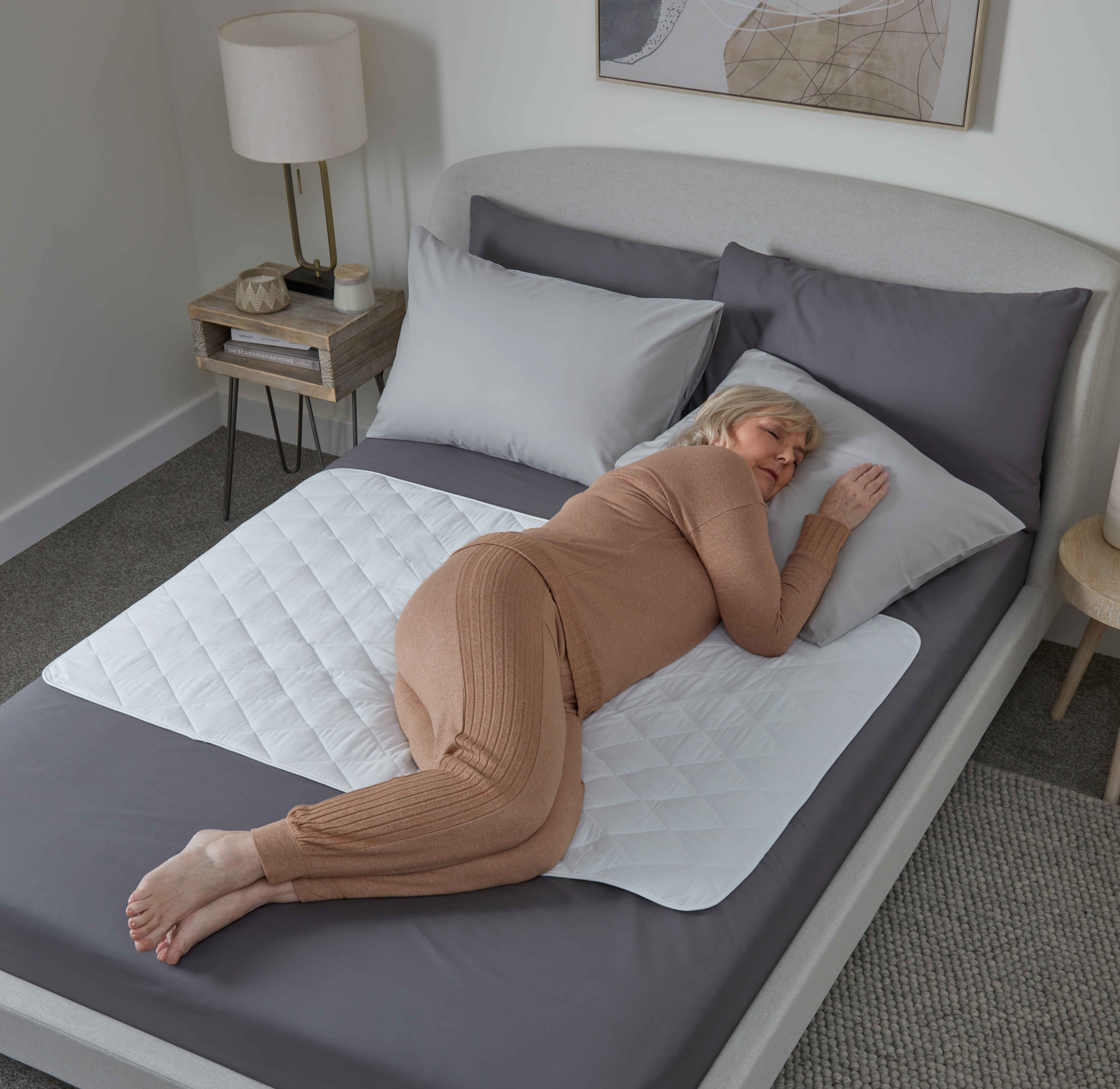 1AHW001_Bed Pad_132x86cm_D-bed_without Duvet_with model_REV_V2